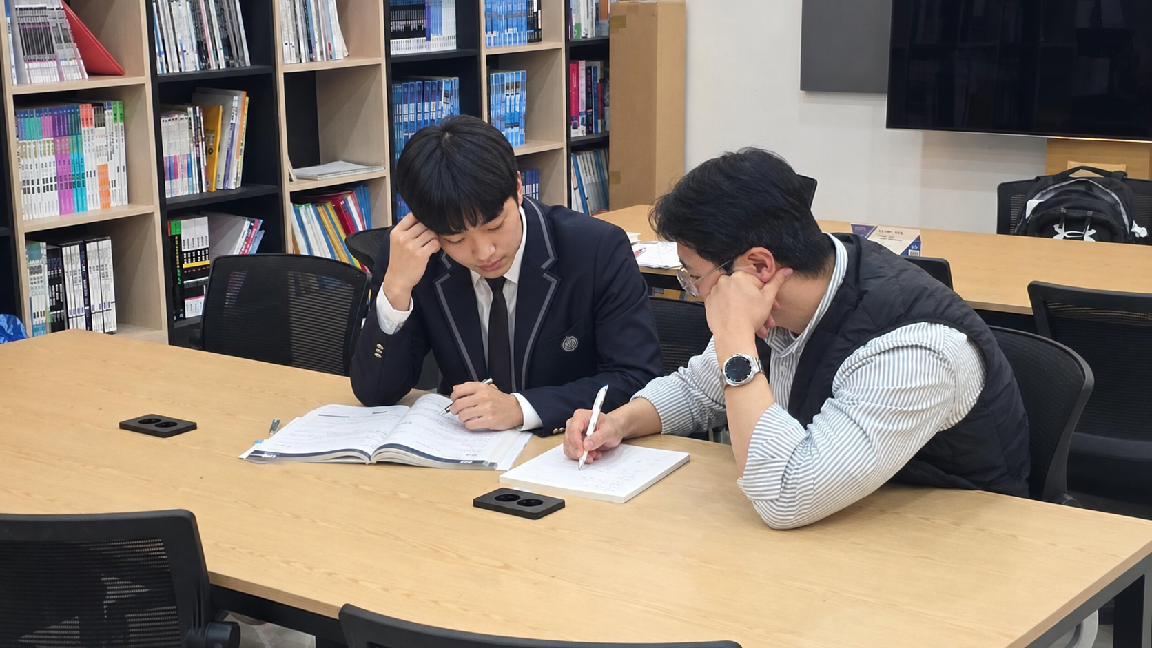 나다올케어 실제 북카페에서 선생님과 문제집을 보며 피드백을 받는 교복 입은 가상 고2 학생 민수